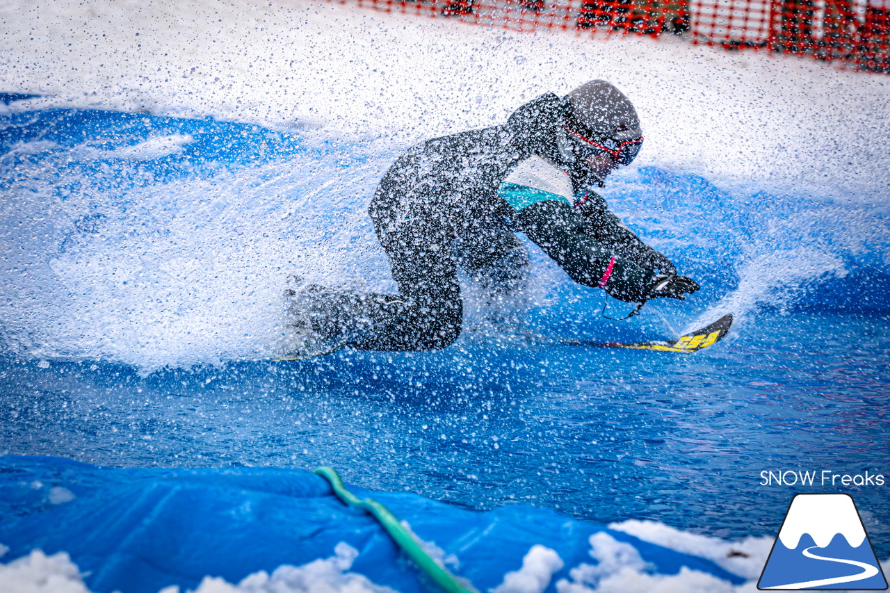 富良野スキー場｜季節は、まだ冬？それとも…？小雪が舞い、たくさんの雪が残る富良野スキー場で、春の恒例イベント『春スキー池渡り大会』開催(^^)/